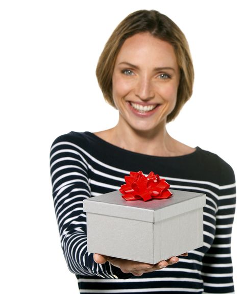 Frau bietet Geschenk an