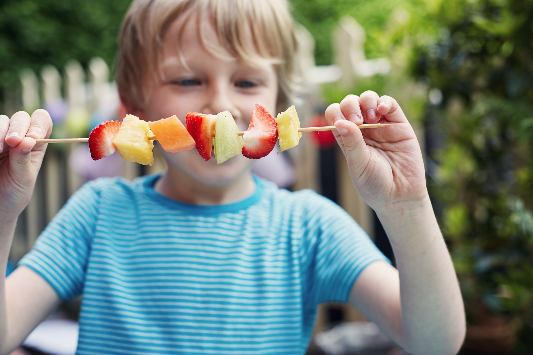 Kind mit Fruchspies in den Händen