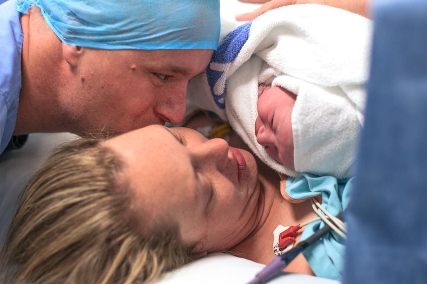 Eltern mit Neugeborenem nach Kaiserschnitt