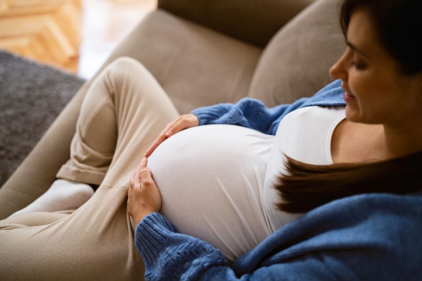 Schwangere Frau hält ihren Bauch