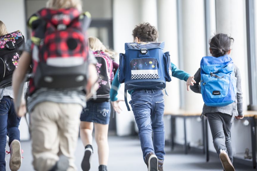 Schüler rennen im Schulhaus