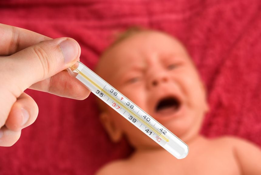 Weinendes und krankes Baby und Fieberthermometer