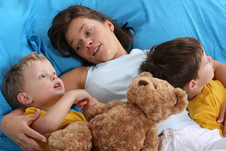 Mutter mit Kindern im Bett,Mutter und ihre kleinen Söhne im Bett