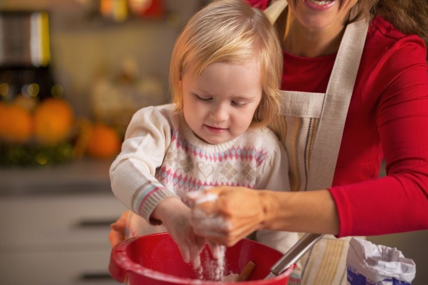 Mutter und Kind beim Backen