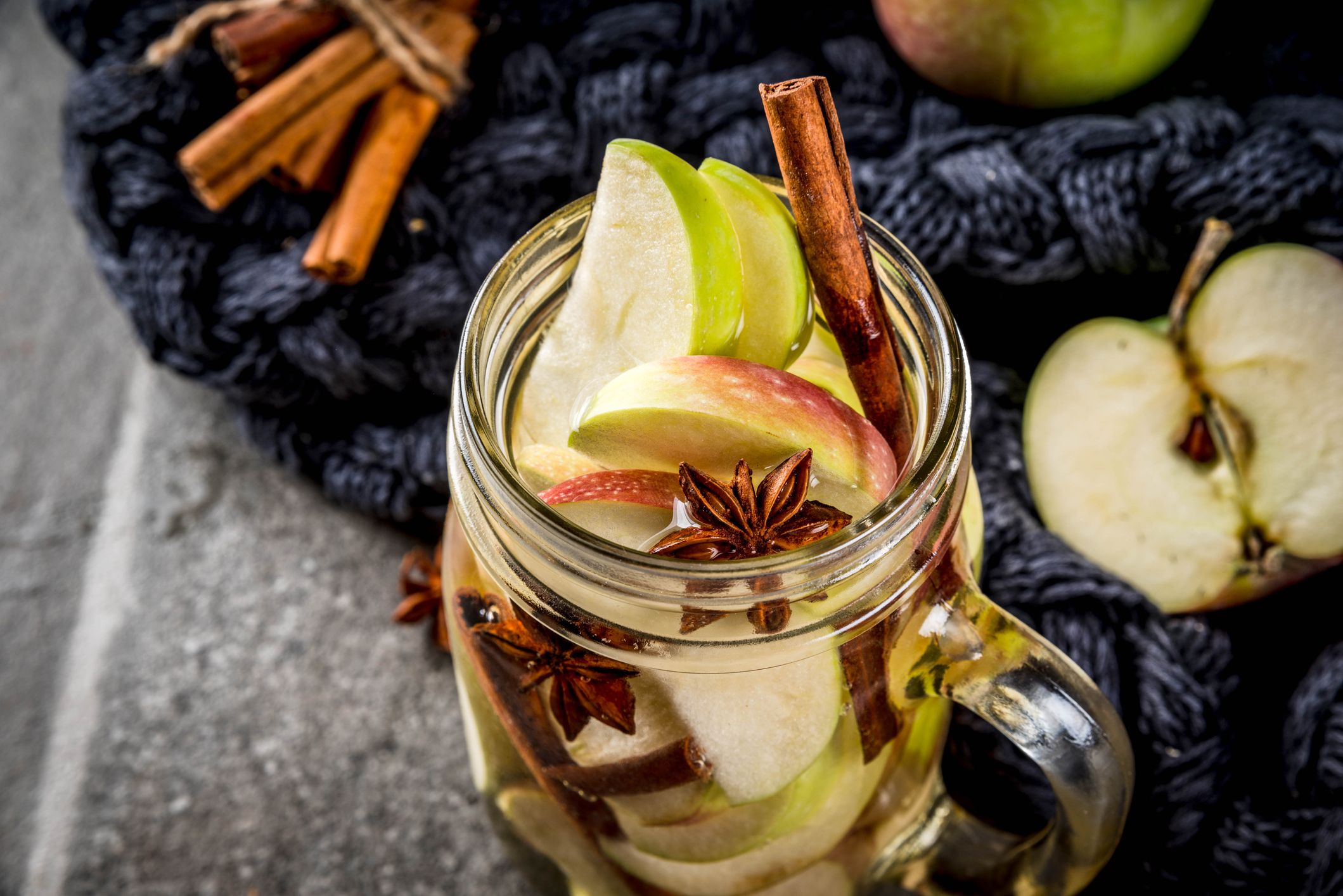 Aromatisiertes Wasser mit Äpfeln und Gewürzen