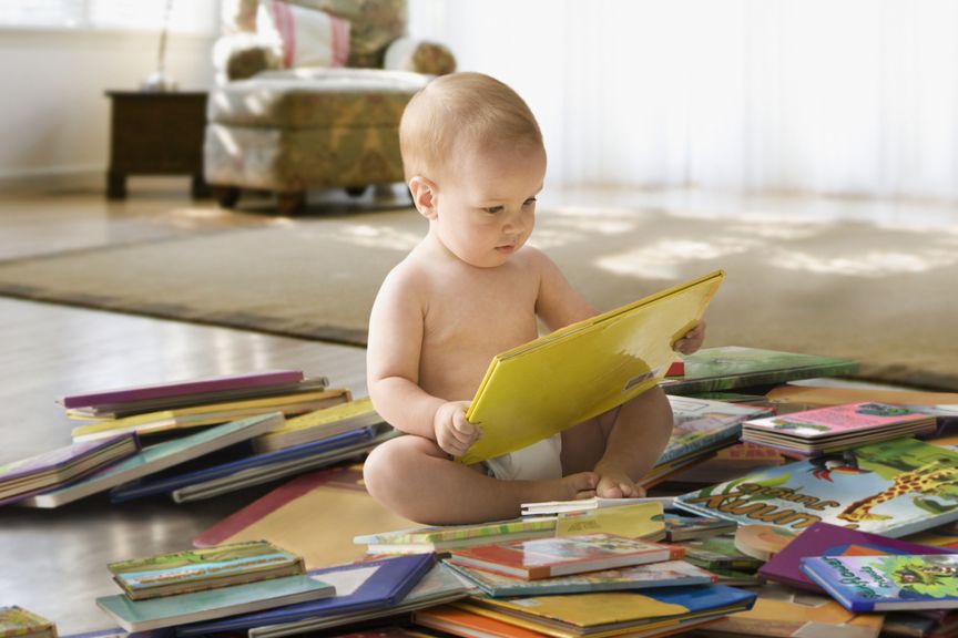 Baby schaut sich ein Buch an