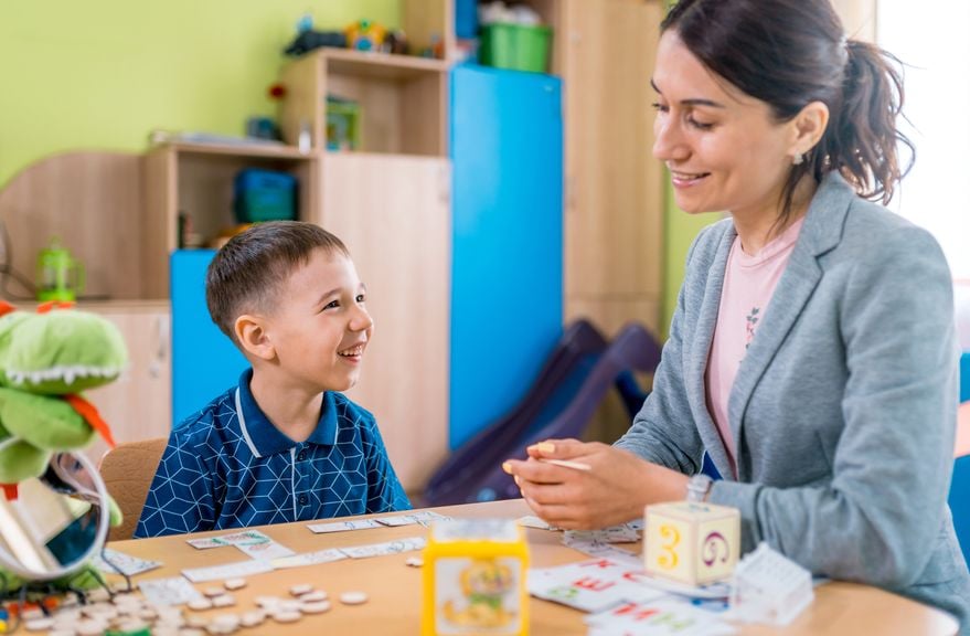 Kind in der Logopädietherapie