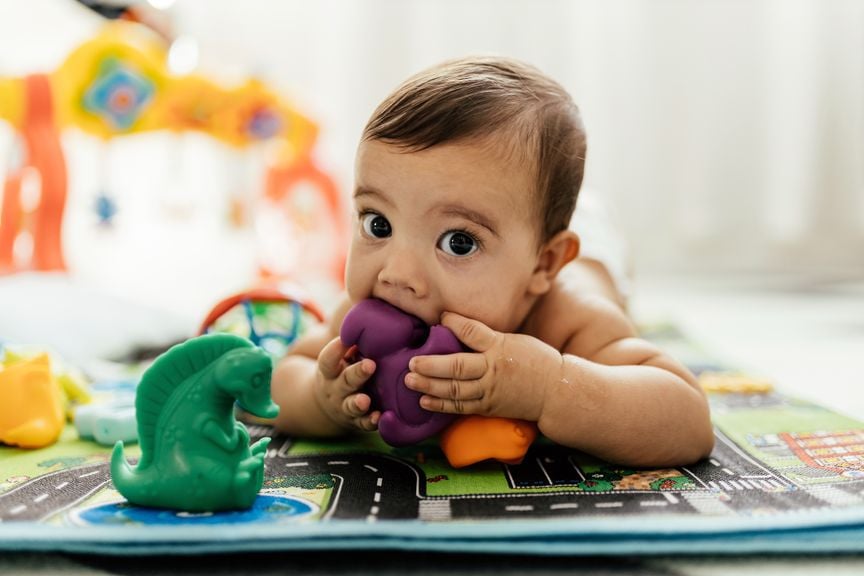 Baby nimmt Spielzeug in den Mund