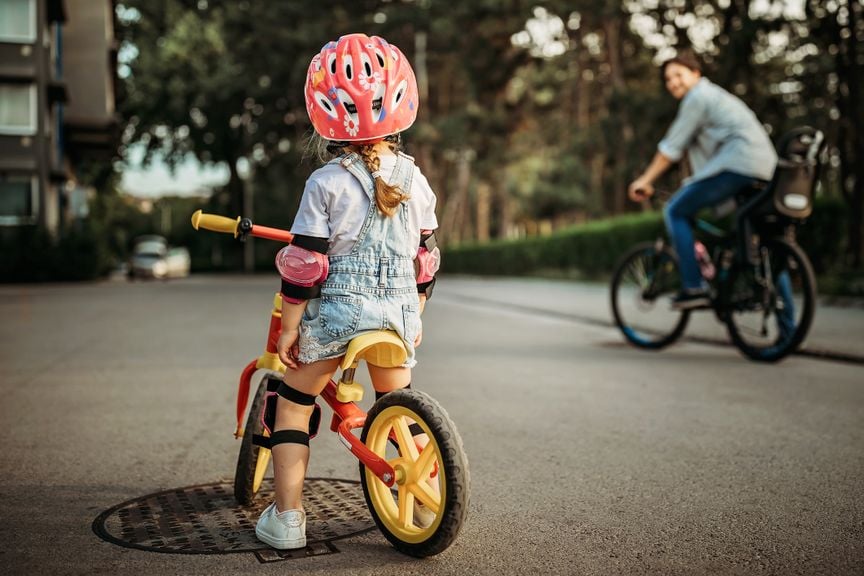 Kind mit Fahrrad unterwegs