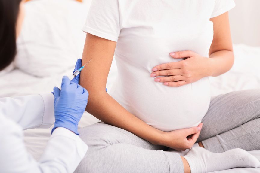 Schwangere bekommt Impfung