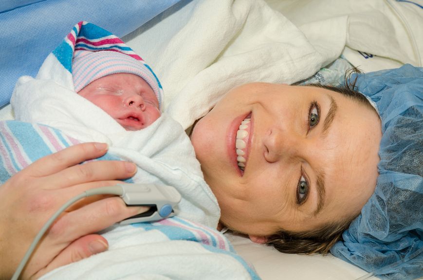 Mutter mit Neugeborenem nach Kaiserschnitt