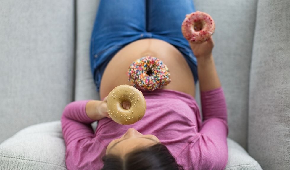 Schwangere mit Donuts