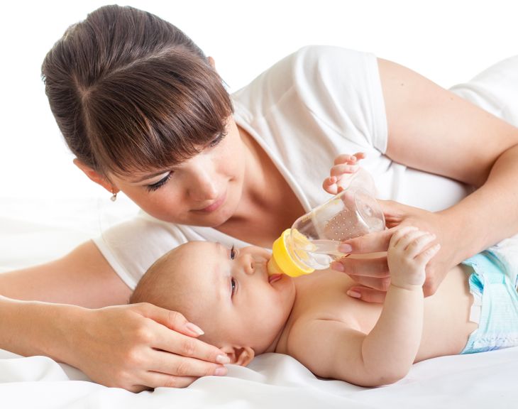 She is feeding. искусственное вскармливание. She is feeding. когда и как поить грудного ребенка водой. She is feeding.