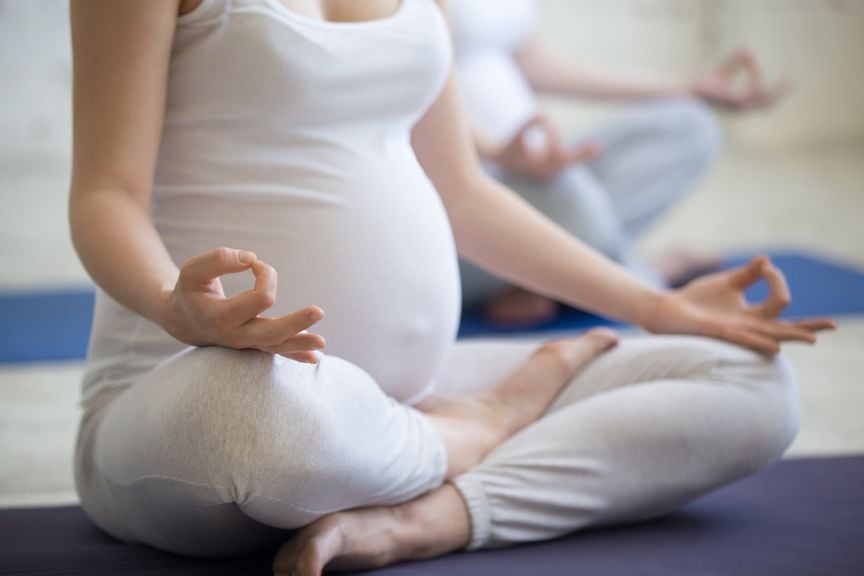 Schwangere macht Yoga