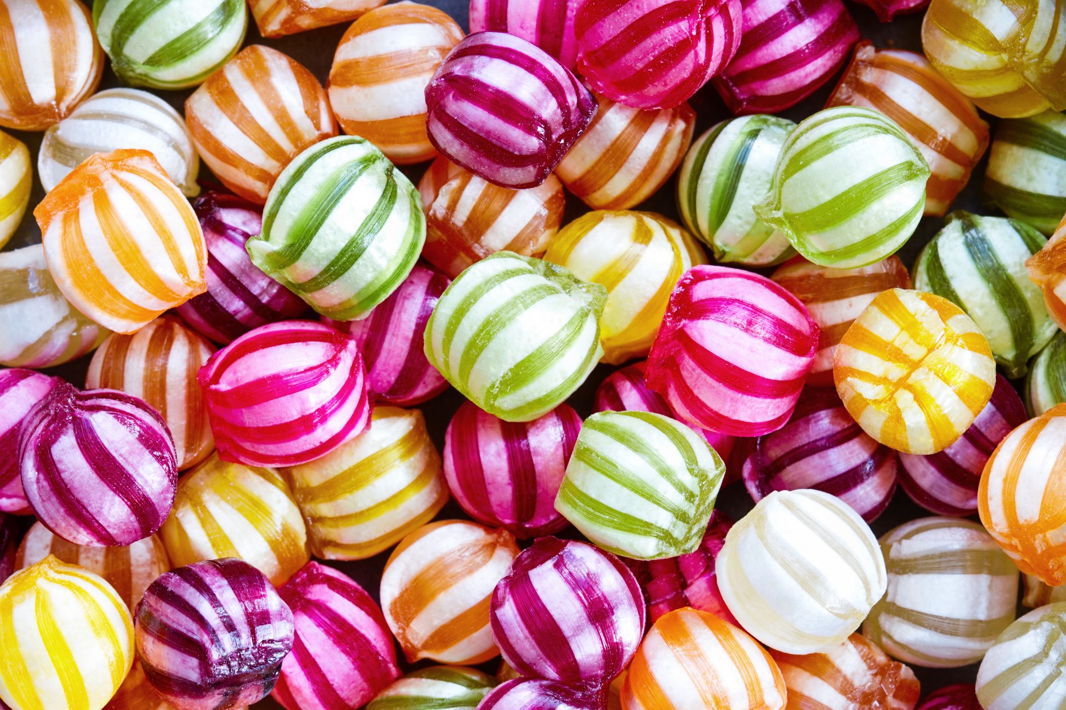 Runde gestreifte Bonbons in verschiedenen Farben