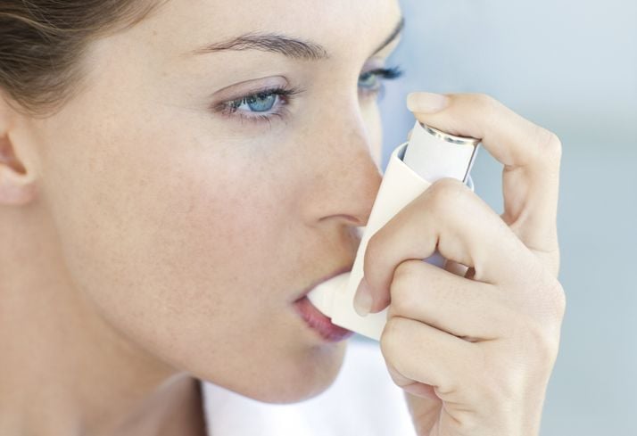 Frau mit Asthma-Inhalator