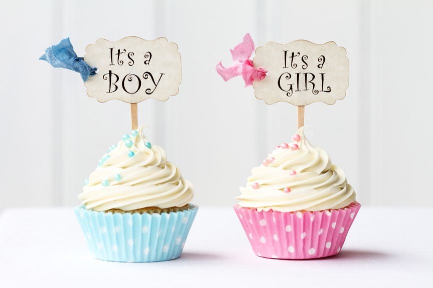 Cupcakes in Hellblau und Rosa mit "It's a boy"- und "It's a girl"-Dekoration.