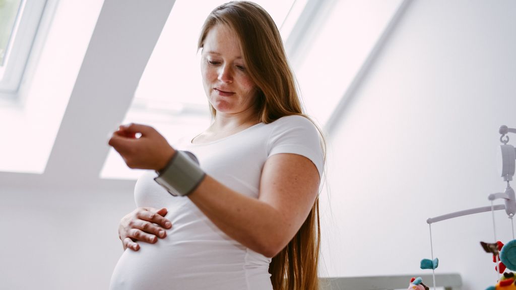 Schwangere kontrolliert ihren Blutdruck