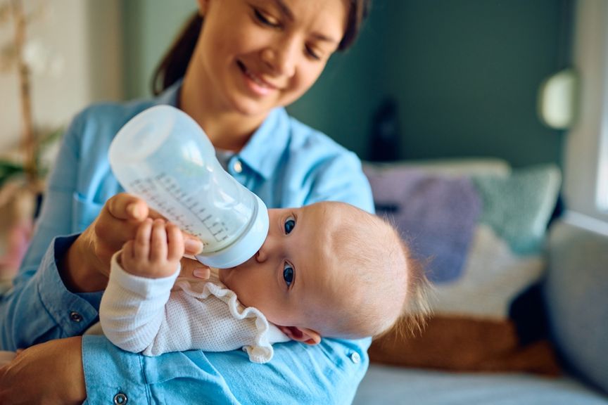 Baby trinkt aus dem Schoppen