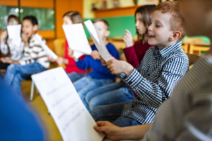 Kinder singen in der Schule