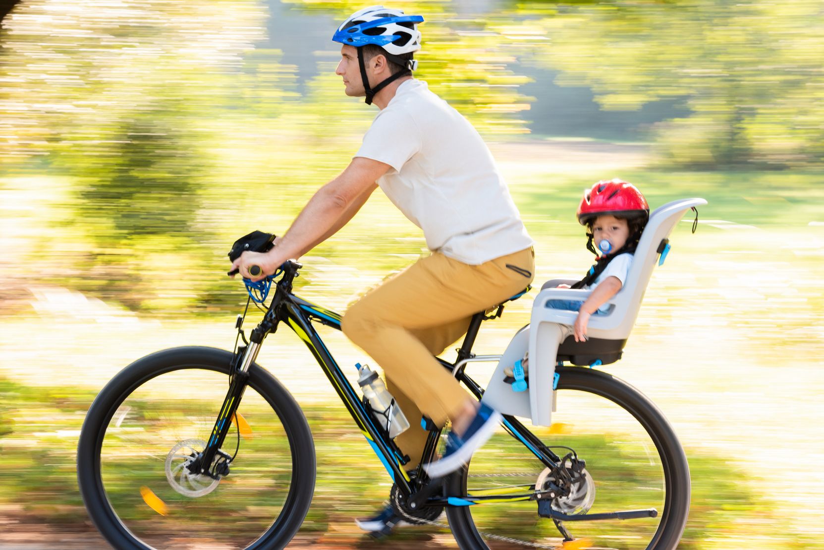 Vater mit Kind auf dem Fahrrad