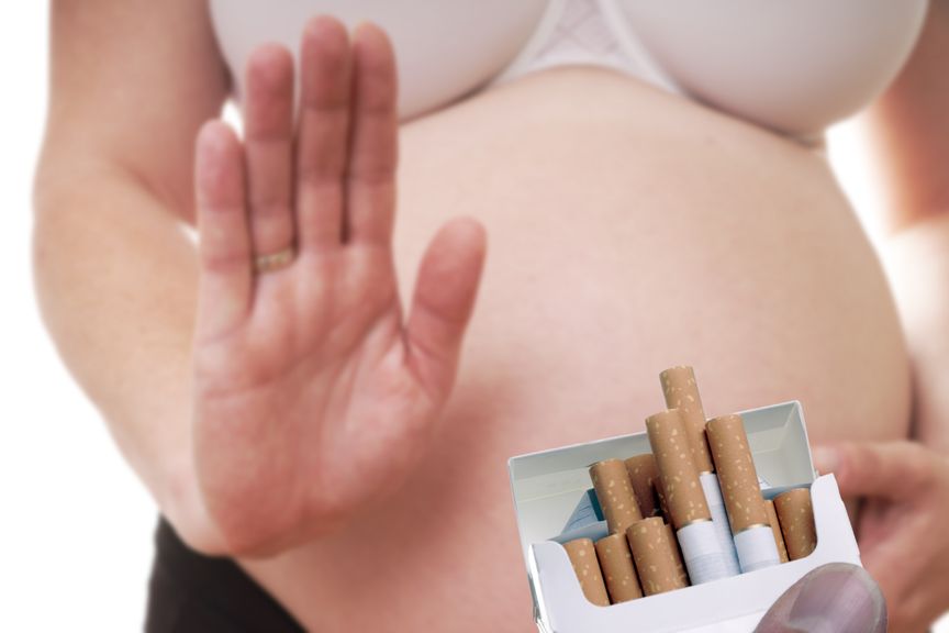 schwangere Frau lehnt Zigaretten ab