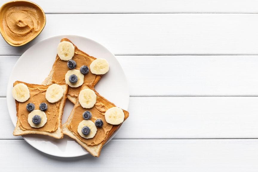 Toast mit Erndnussbutter, Bananen und Heidelbeeren