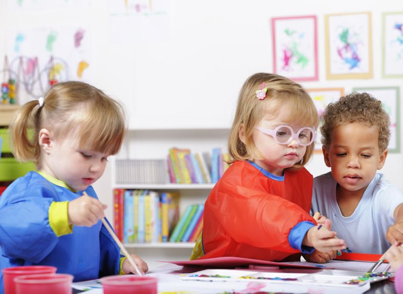 Kleinkinder beim Malen