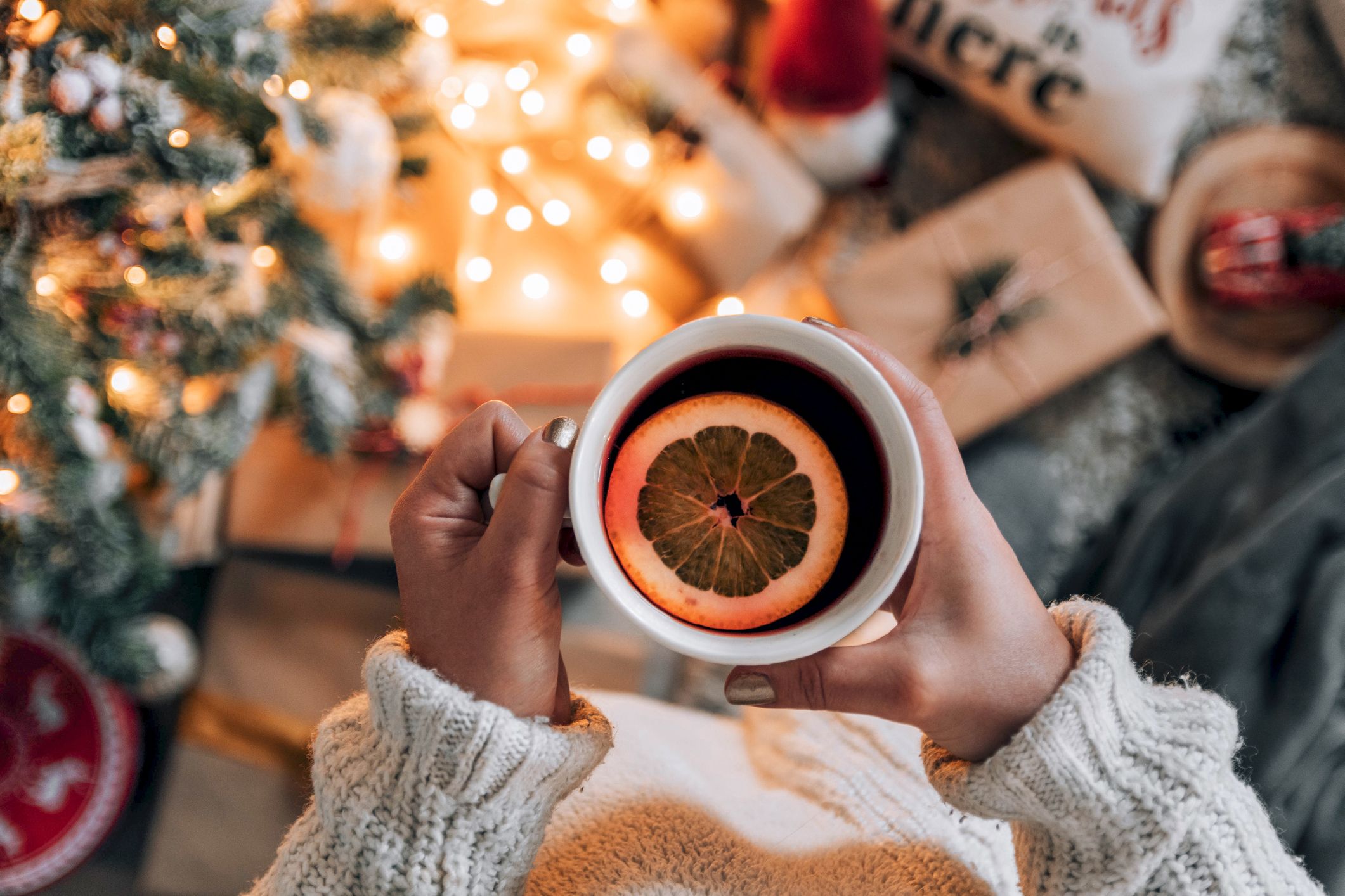 Frauenhände mit Teetasse