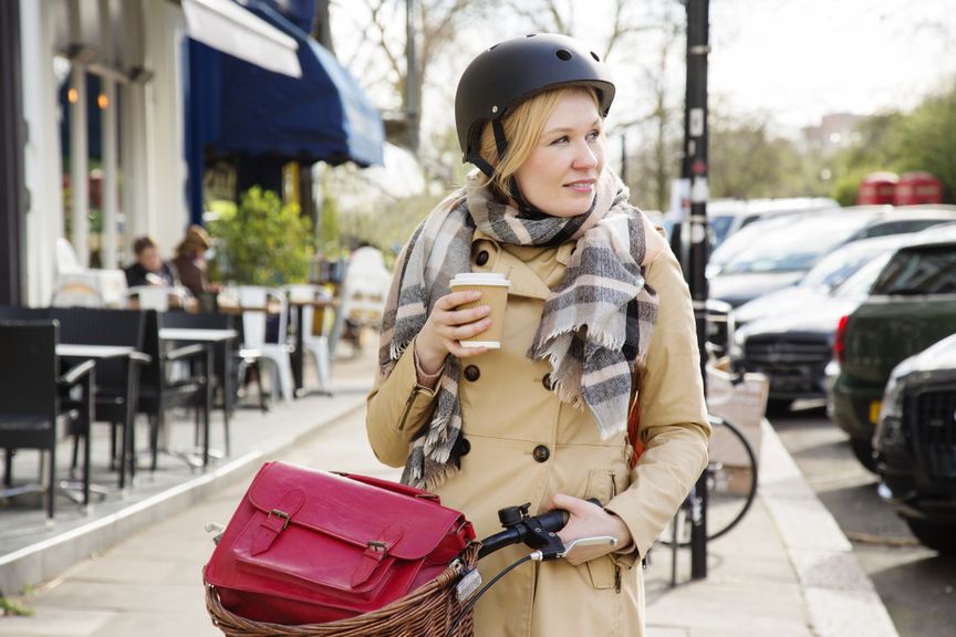 Frau mit dem Velo in der Stadt