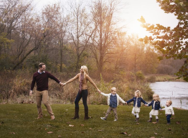 Familie mit 4 Kindern im herbstlichen Park