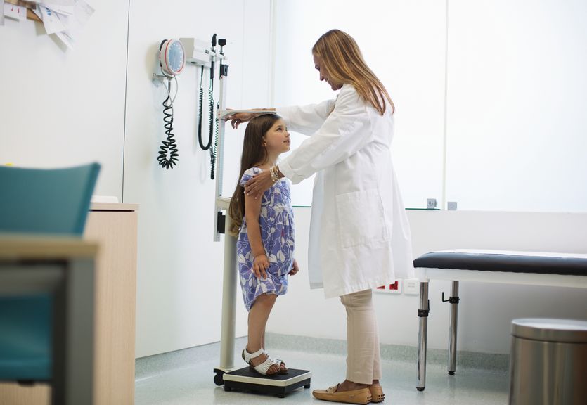 Grösse des Kindes wird in der Arztpraxis gemessen