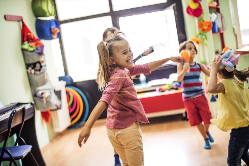 Kindergruppe macht Musik in der Kita