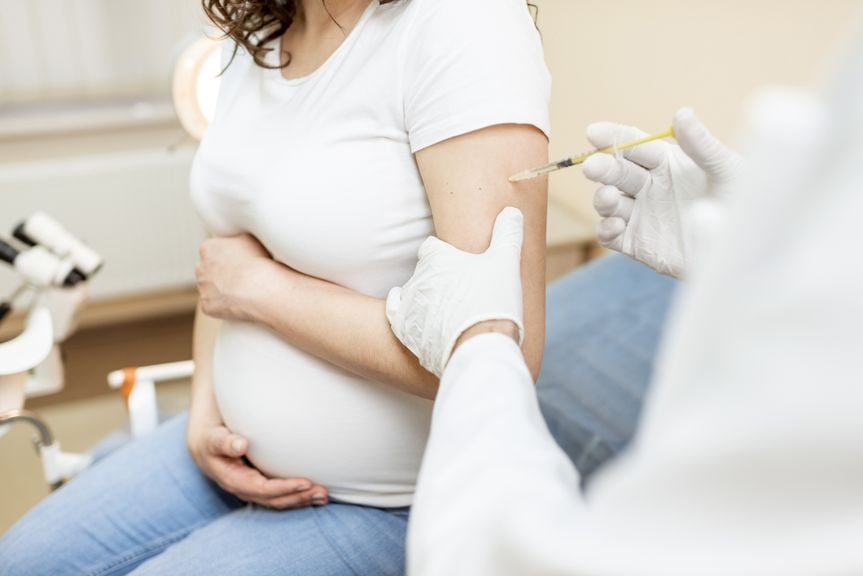 Schwangere bekommt eine Impfung