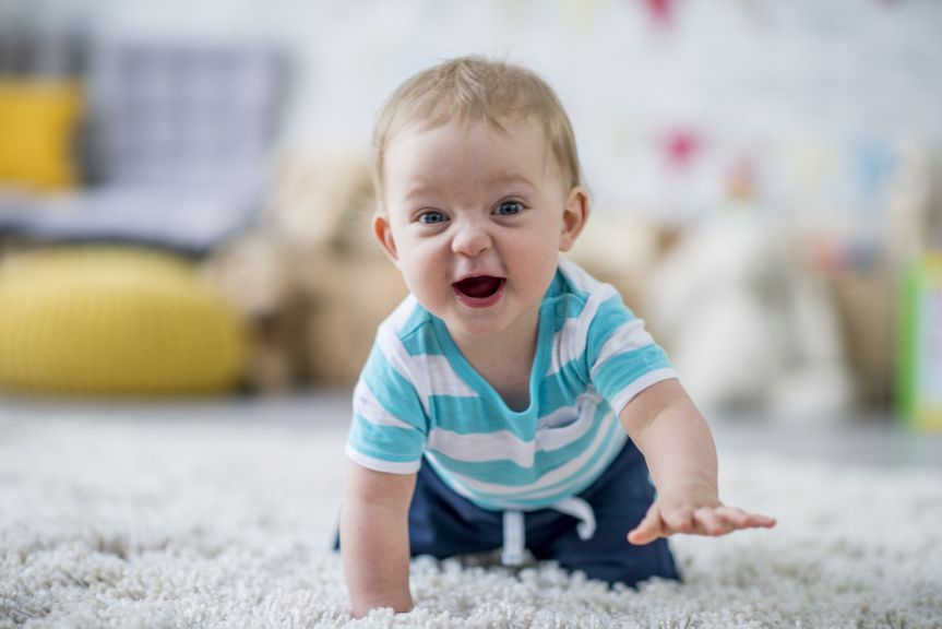 Baby krabbelt über den Teppich