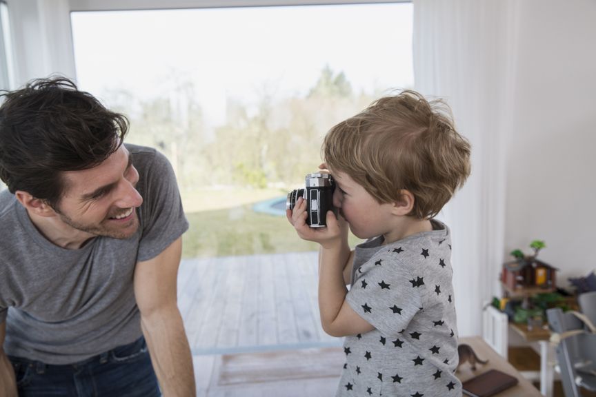 Kind fotografiert seinen Vater