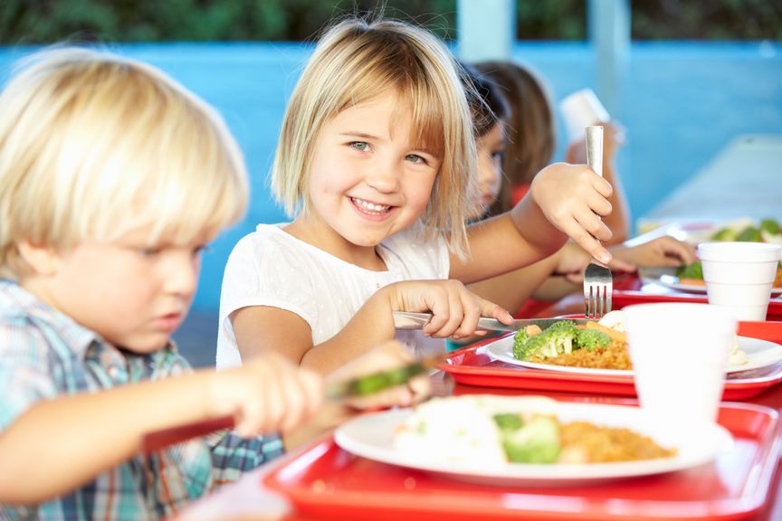 Kinder essen gemeinsam am Tisch