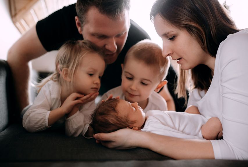 Familie mit Neugeborenem