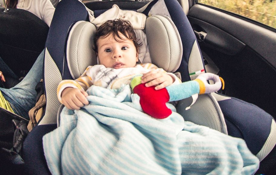 Baby im Autositz