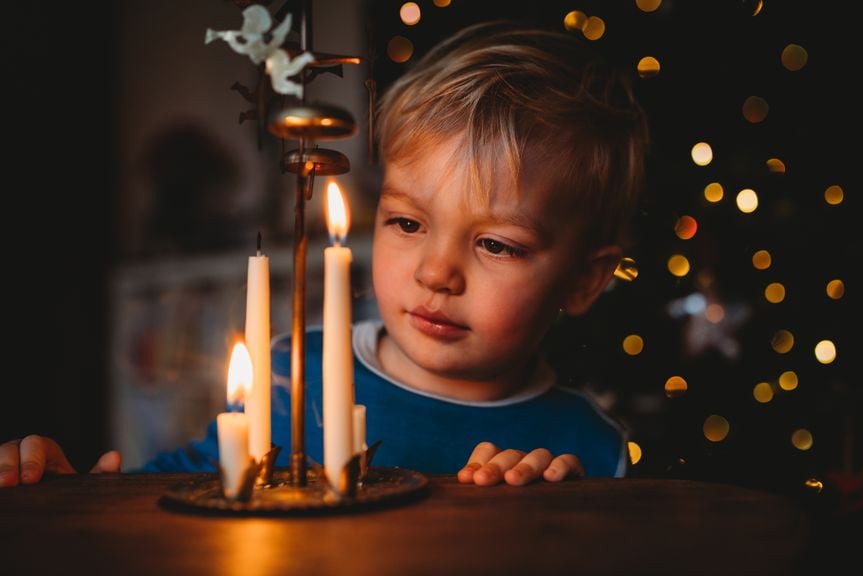 Kind schaut auf die Kerzen