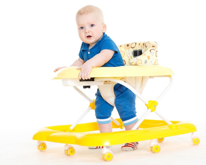 Kind läuft auf den Zehenspitzen Laufen lernen swissmom