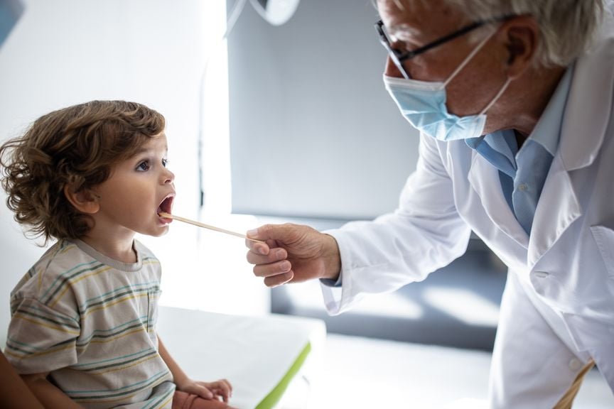 Kind wird vom Arzt untersucht