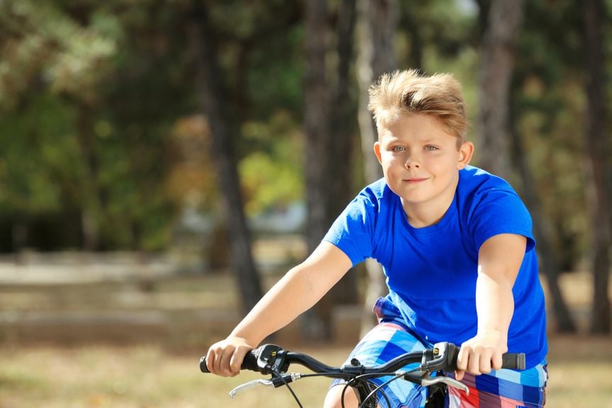 Übergewichtiges Kind auf dem Velo