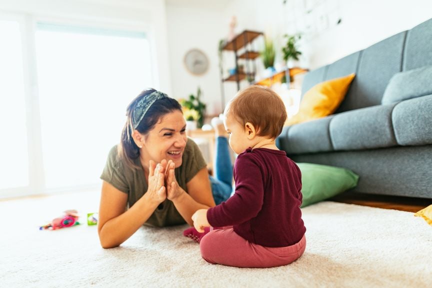 Mutter macht Klatschspiele mit ihrem Baby