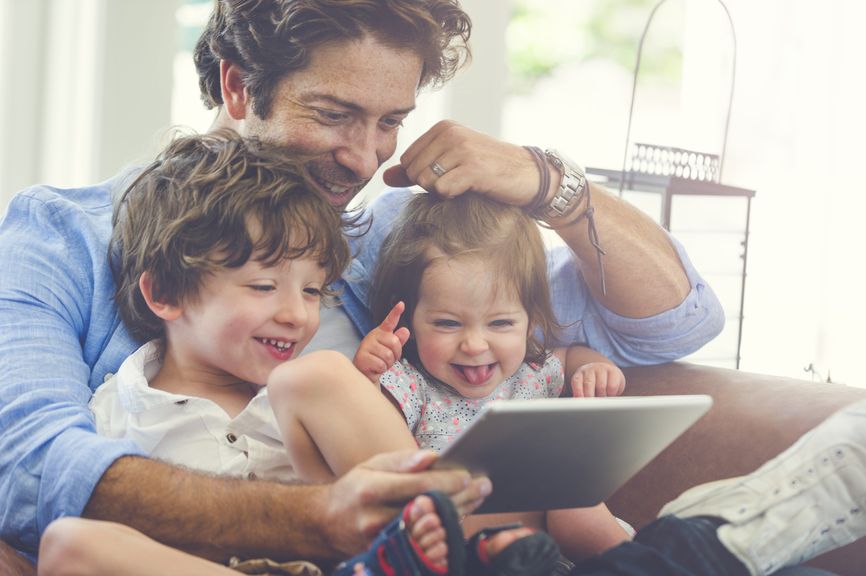 Vater und Kinder mit Tablet