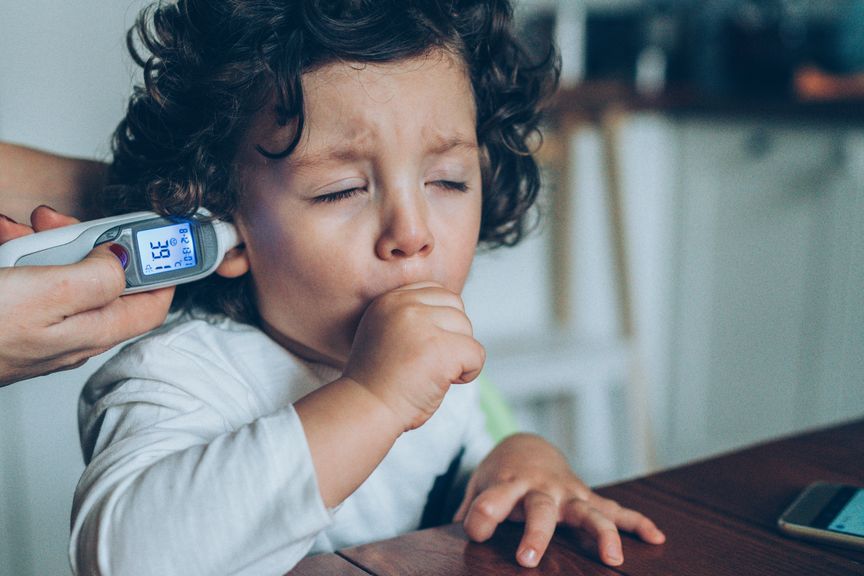 Fiebermessen bei einem Kind