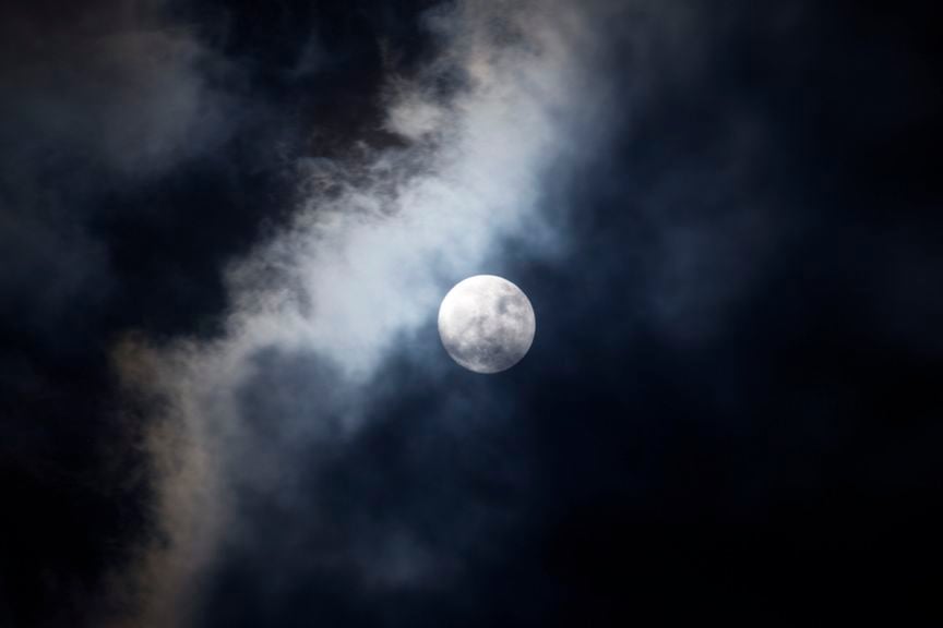 Vollmond am bewölkten Himmel