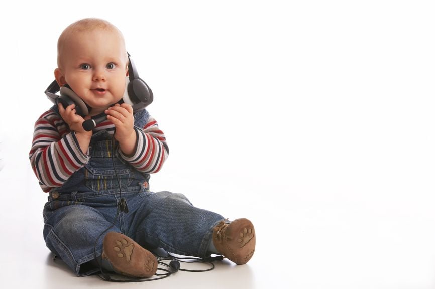 Baby mit Kopfhörer