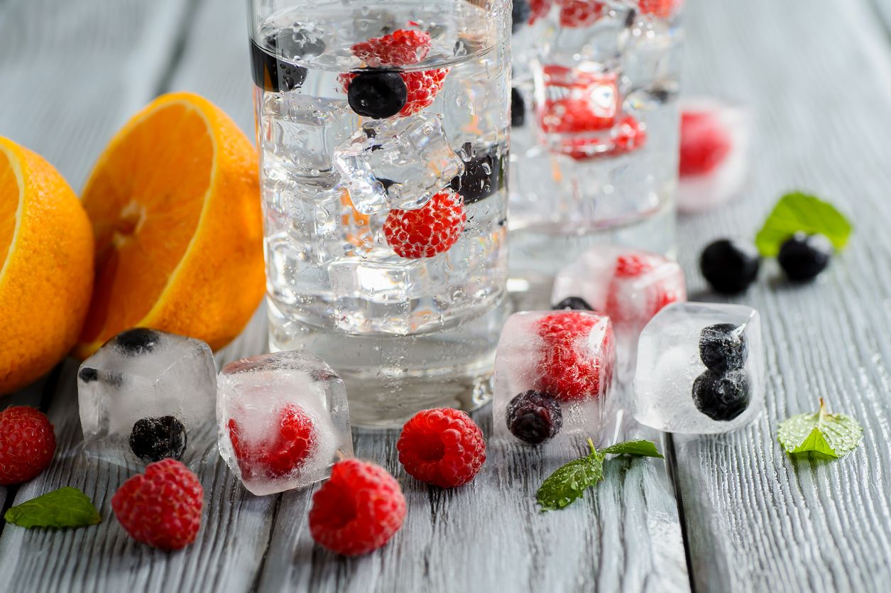 Wasser, Beeren und Eiswürfel