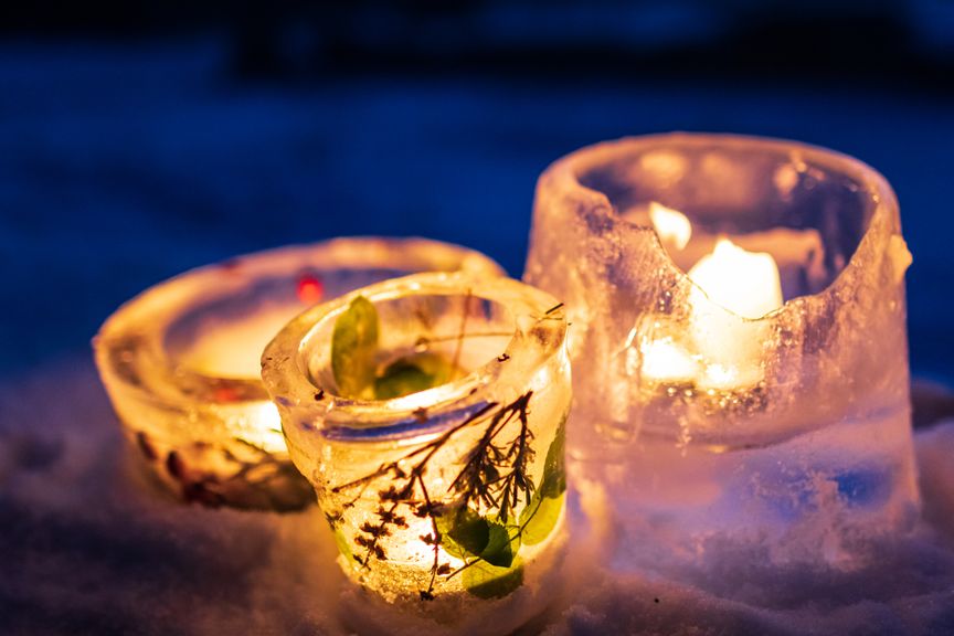 Eislaternen in der Abenddämmerung